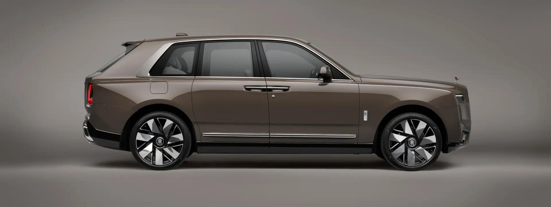 Rolls Royce Cullinan Side View (Right)