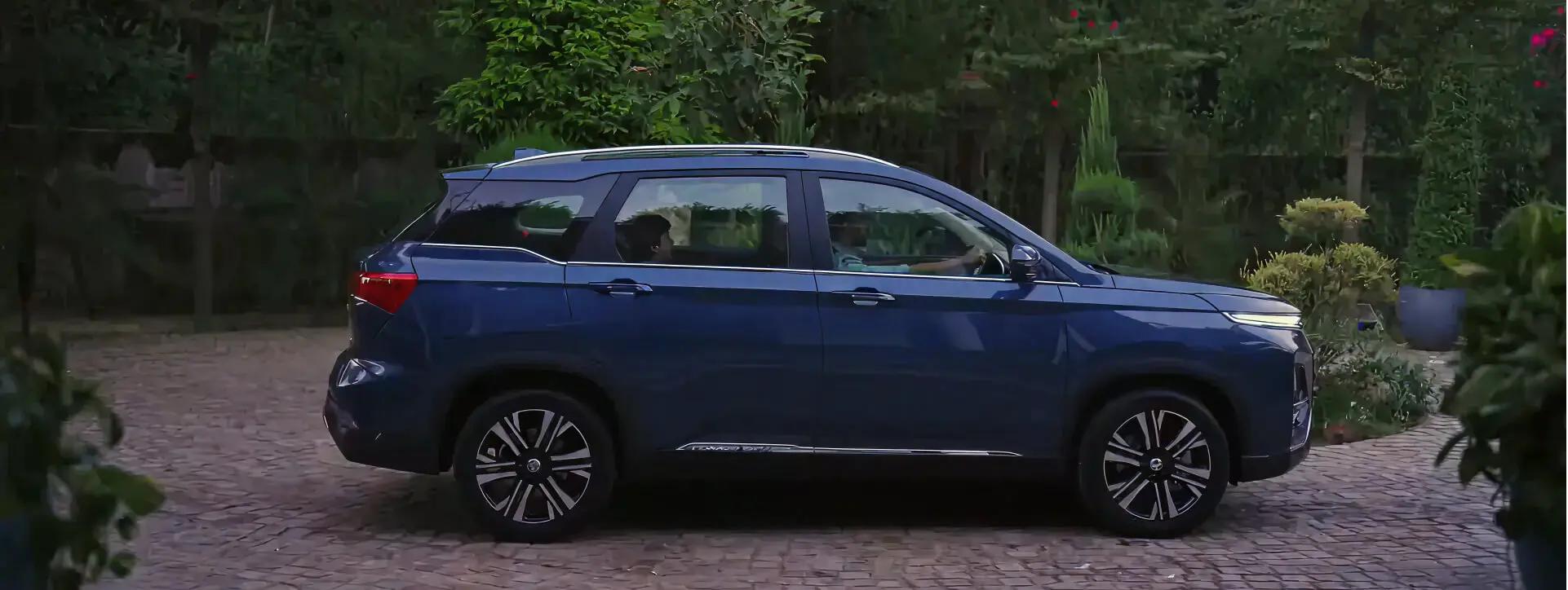 Morris Garages Hector Plus Right Side View