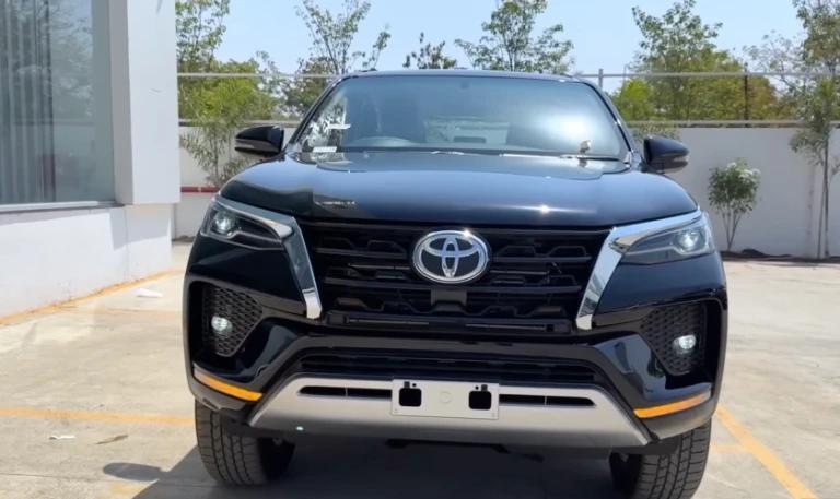 Image for Toyota Fortuner 2027 India Launch: Panoramic Sunroof, 48V Hybrid, and Expected Price