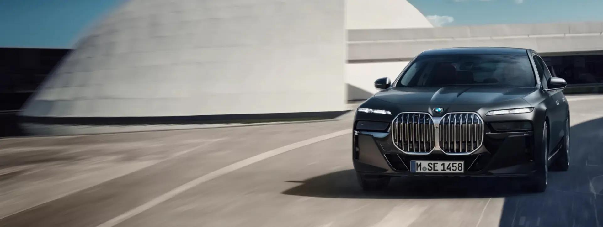 BMW 7 Series Front View (Outside) BMW 7 Series Front View (Outside)