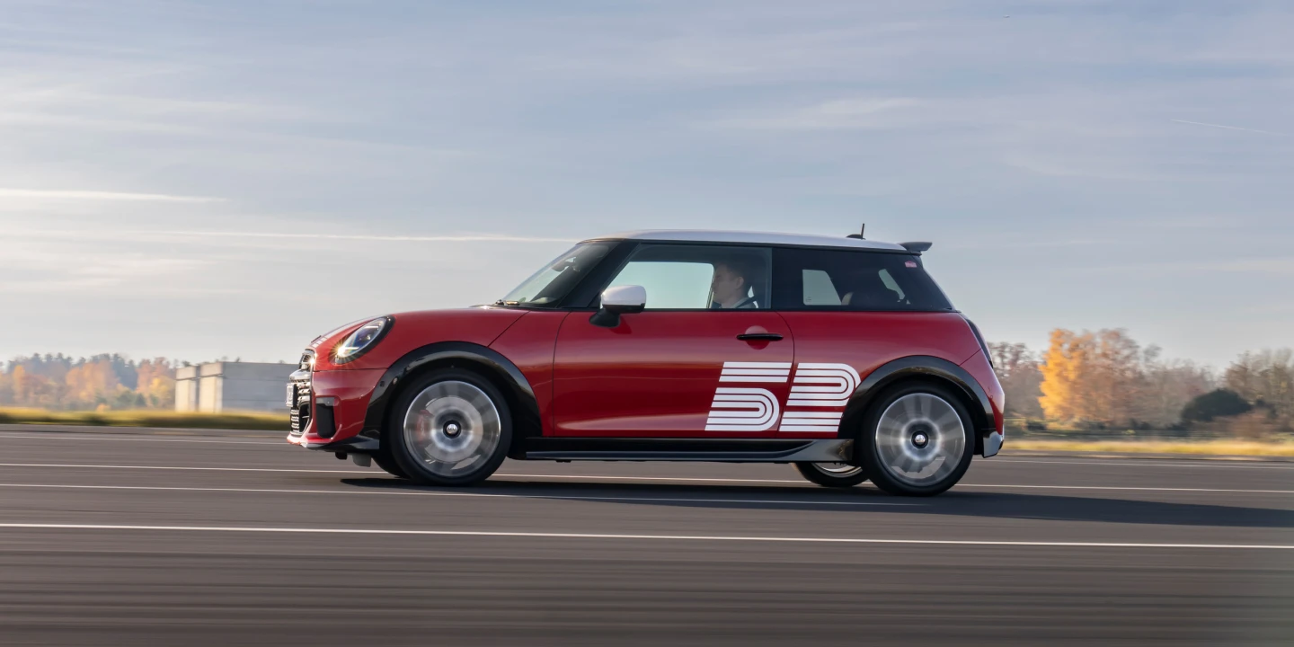 A Tribute to 1965: Mini Cooper S Victory Edition Hits India at Rs 57.50 Lakh 2 A Tribute to 1965_ Mini Cooper S Victory Edition Hits India at Rs 57.50 Lakh-1