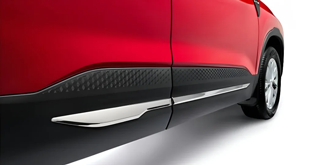 Lustrous Chrome Body Side Molding