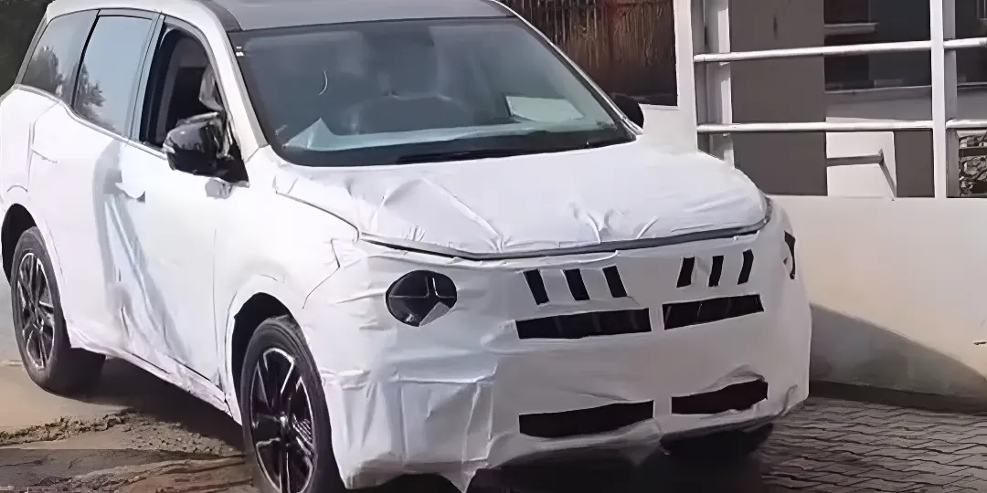 Mahindra XUV 7XO Front View